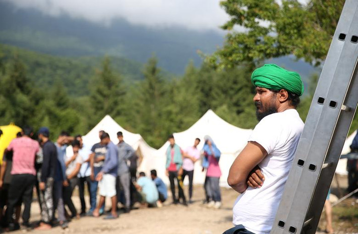Trại Vucjak nằm trong khu vực có những bãi mìn bị bỏ lại từ cuộc chiến tranh ở Bosnia vào thập niên 1990.
