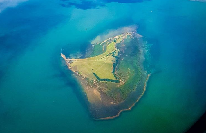 Địa điểm "biệt lập" thứ hai là đảo Saint Helena ở Đại Tây Dương.