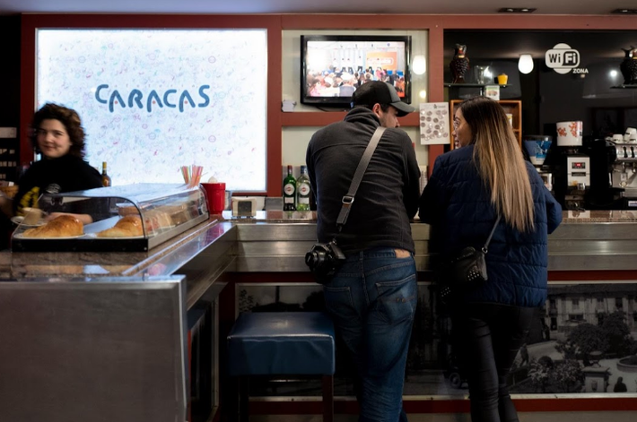 Martinez và Morales chờ gọi đồ tại một quán bar ở Xinzo de Limia.