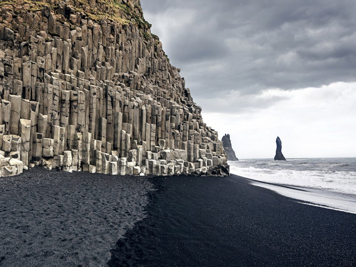 Bãi biển Reynisfjara ở Vik, Iceland, nổi tiếng với bãi cát đen và những cột đã bazan ấn tượng, tạo nên khung cảnh hùng vĩ.