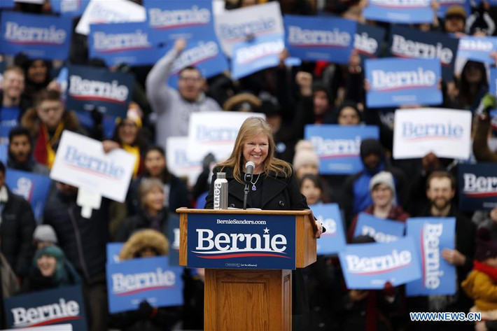 Bà Jane O'Meara Sanders, vợ của Thượng nghị sĩ Bernie, phát biểu trong cuộc vận động tranh cử của chồng bà tại Đại học Brooklyn, New York, ngày 2/3.