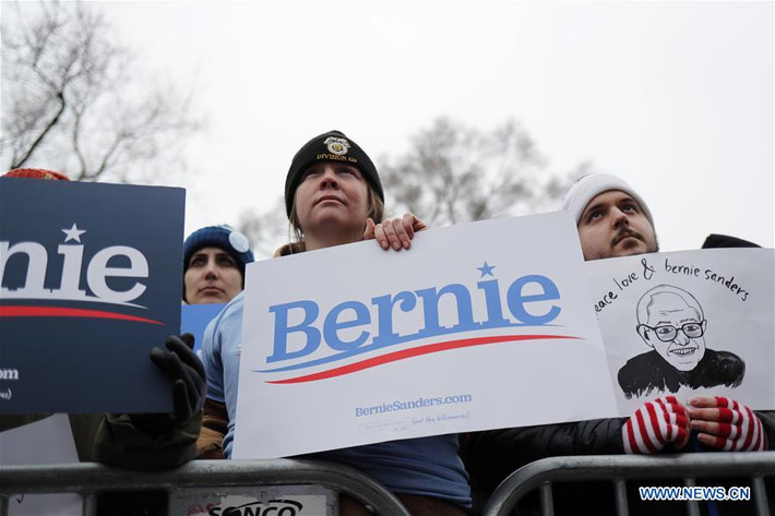 Những người ủng hộ Thượng nghị sĩ Bernie Sanders lắng nghe ông phát biểu hôm 2/3.