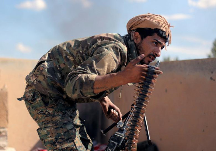 Một tay súng SDF cầm băng đạn trong cuộc giao tranh ở Baghouz ngày 3/3.