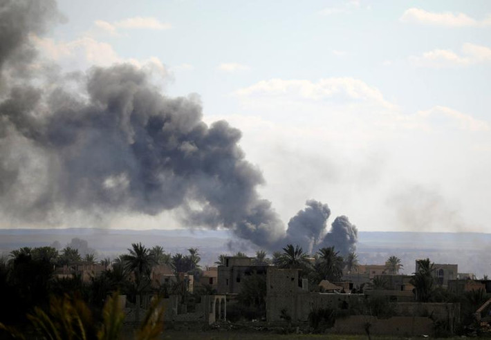 Khói đen bốc lên mù mịt ở Baghouz những ngày gần đây.
