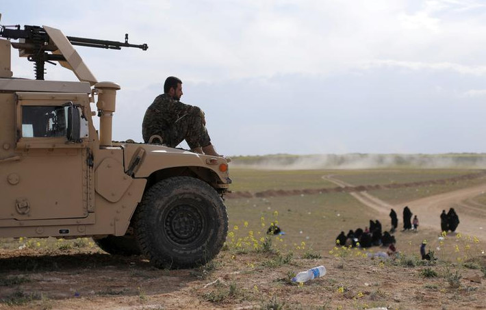 Một chiến binh của lực lượng SDF ngồi trên xe quân sự gần Baghouz ngày 5/3.
