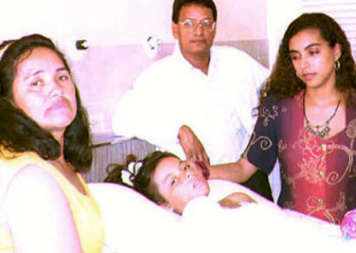 Trong vụ tai nạn này, một người nông dân đã nghe thấy tiếng kêu cứu và phát hiện bé gái Erika Delgado, khi đó 9 tuổi, nằm trên một mô đất đầy rong rêu. Đây cũng là hành khách duy nhất sống sót trong chuyến bay định mệnh của Intercontinental Airlines. Được biết, bố mẹ của Erika đã đẩy em ra khỏi máy bay trước khi nó phát nổ và bốc cháy. Ảnh: TCS.