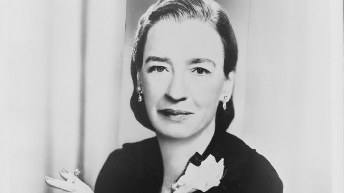 Grace Hopper, sinh năm 1906 tại Mỹ, là người tiên phong trong lĩnh vực khoa học máy tính. Bà là lập trình viên đầu tiên cho máy tính Mark I và phát triển trình biên dịch đầu tiên cho một ngôn ngữ lập trình. Bà có chỉ số IQ là 175 và đã nhận được 40 bằng danh dự từ nhiều trường đại học nổi tiếng thế giới.