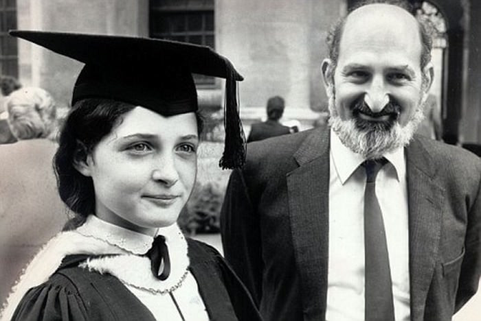 Ruth Lawrence, sinh năm 1971, là nhà toán học người Anh gốc Israel. Chỉ số IQ của bà Ruth là 175. Từ nhỏ, Ruth đã được coi là thần đồng toán học và là nữ sinh trẻ nhất tốt nghiệp trường Đại học Oxford.
