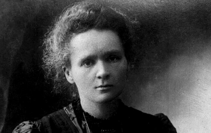 Marie Curie, sinh năm 1867 tại Ba Lan, là một nhà vật lý - hóa học nổi tiếng, với chỉ số IQ là 185. Năm 1903, bà đã giành được giải thưởng Nobel Vật lý và giải Nobel Hóa học vào năm 1911. Trên thực tế, bà Marie Curie là nhà khoa học nữ nổi tiếng nhất từ trước đến nay.