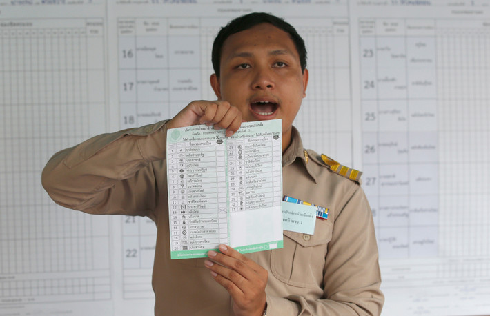 Một nhân viên kiểm phiếu tại điểm bỏ phiếu ở thủ đô Bangkok. Ảnh: AP.