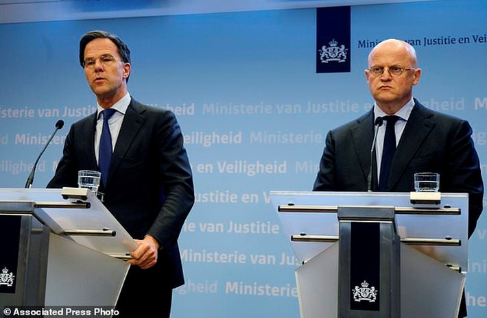 Thủ tướng Hà Lan Mark Rutte cùng Bộ Trưởng an ninh và tư pháp Ferd Grapperhaus phát biểu trong cuộc họp báo tại The Hauge, sau khi xảy ra vụ xả súng. Ảnh: AP.