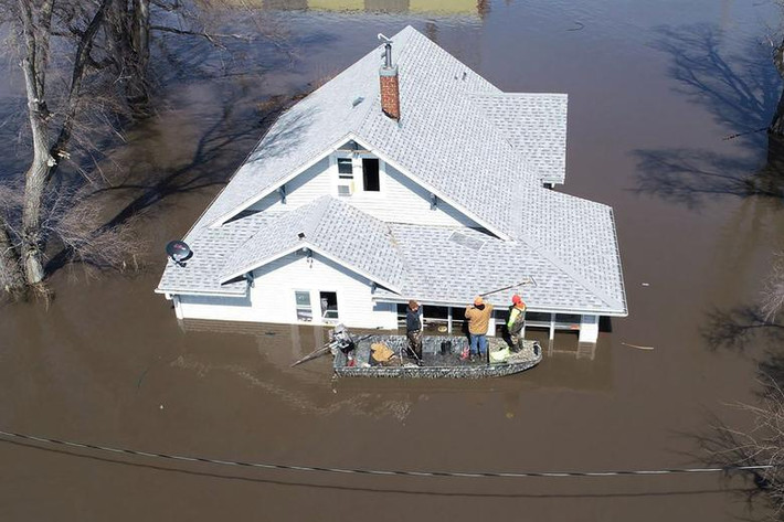 Lực lượng cứu hộ đưa những chú mèo ra khỏi một ngôi nhà bị ngập gần Glenwood, Iowa, ngày 18/3. Ảnh: Reuters.