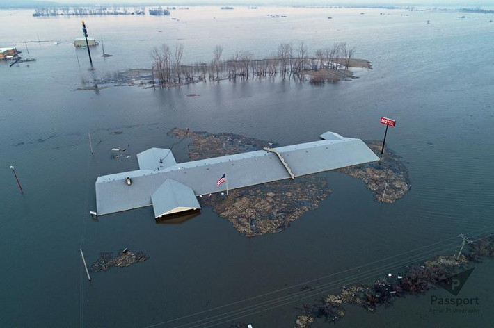 Một khu vực bị ngập hoàn toàn sau khi nước sông Missouri tràn bờ gần Glenwood, bang Iowa, ngày 18/3. Ảnh: Reuters.