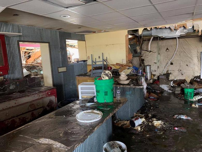 Bên trong một ngôi nhà bị hư hại ở Niobrara, bang Nebraska, ngày 16/3. Ảnh: Reuters.