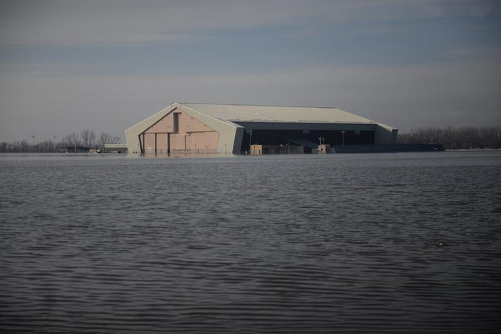 Một khu vực phía đông nam căn cứ không quân Offfutt ở Nebraska chìm trong biển nước hôm 16/3. Ảnh: Reuters.