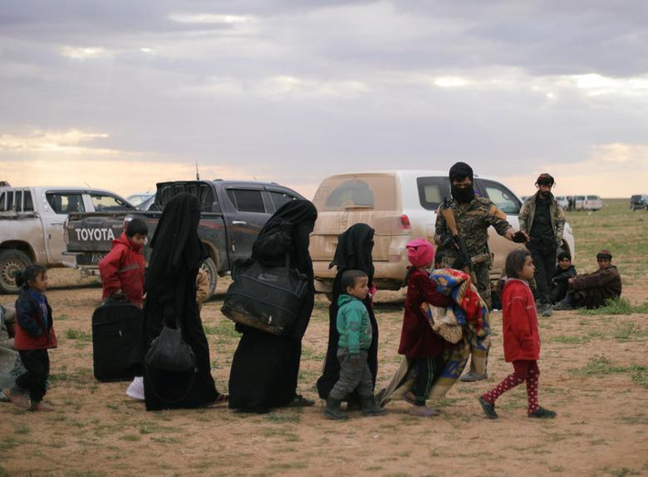 Những người phụ nữ và các em nhỏ trên đường rời khỏi Baghouz.