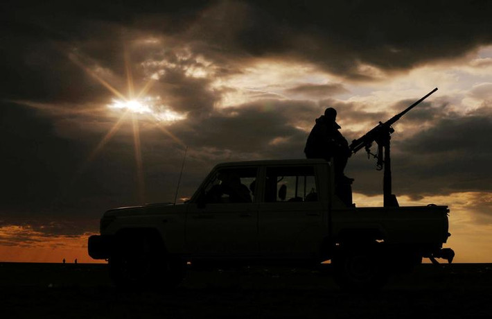 Một chiến binh SDF trên xe quân sự gần ngôi làng Baghouz, tỉnh Deir Ezzor.
