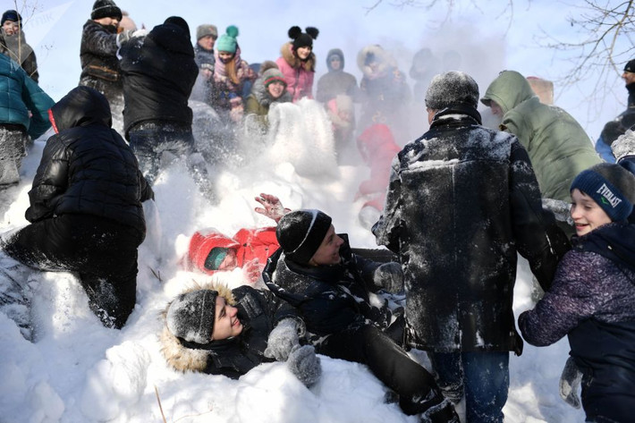 Các em nhỏ chơi đùa với tuyết trong ngôi làng nhỏ ở Siberia.