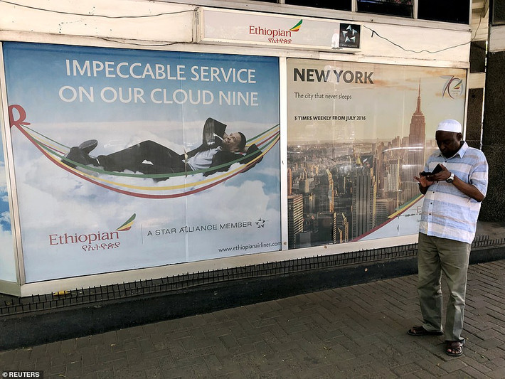 Một người đàn ông đứng chờ bên ngoài văn phòng của hãng Ethiopian Airlines ở Nairobi. Ảnh: Reuters.
