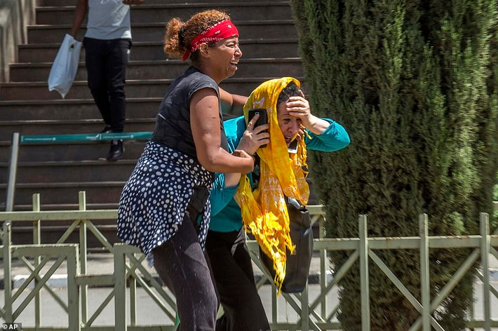 Người phụ nữ bật khóc tại sân bay Addis Ababa sau khi nghe tin về vụ tai nạn. Ảnh: AP.