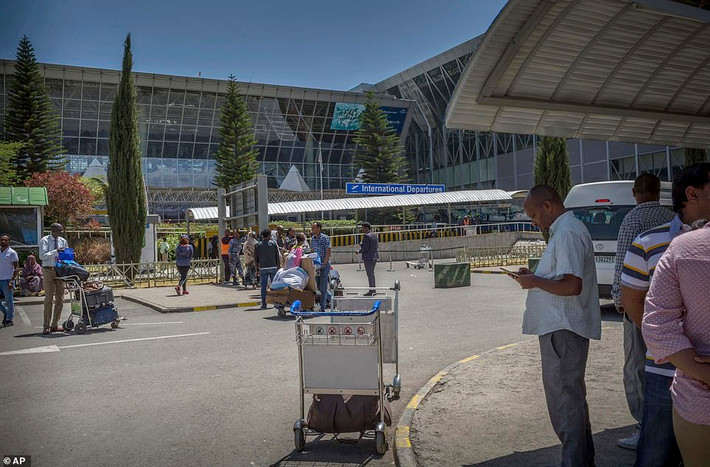 Các hành khách đứng chờ bên ngoài sân bay quốc tế Bole ở Addis Ababa, Ethiopia. Ảnh: AP.
