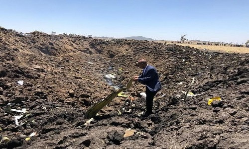 Chiếc máy bay Boeing 737 MAX 8 của hãng gặp nạn ở thị trấn Bishoftu, cách thủ đô Addis Ababa của Ethiopia khoảng 62 km về phía nam. Ảnh: Giám đốc điều hành của Ethiopia Airlines, ông Tewolde Gebremariam, có mặt tại hiện trường vụ tai nạn máy bay. Ảnh: Daily Mail.