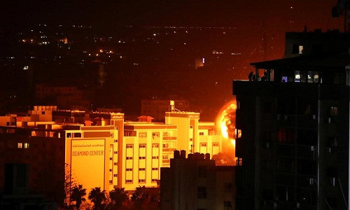 Theo BBC, Quân đội Israel đã tiến hành đợt không kích nhằm vào các mục tiêu của phong trào Hamas ở Dải Gaza, vài giờ sau khi một quả rocket rơi trúng một ngôi nhà phía bắc thủ đô Tel Aviv hôm 25/3. Ảnh: Reuters.