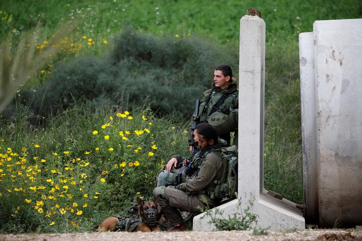 Các binh sĩ Israel đứng gác gần khu vực biên giới với Gaza ngày 25/3. Ảnh: Reuters.