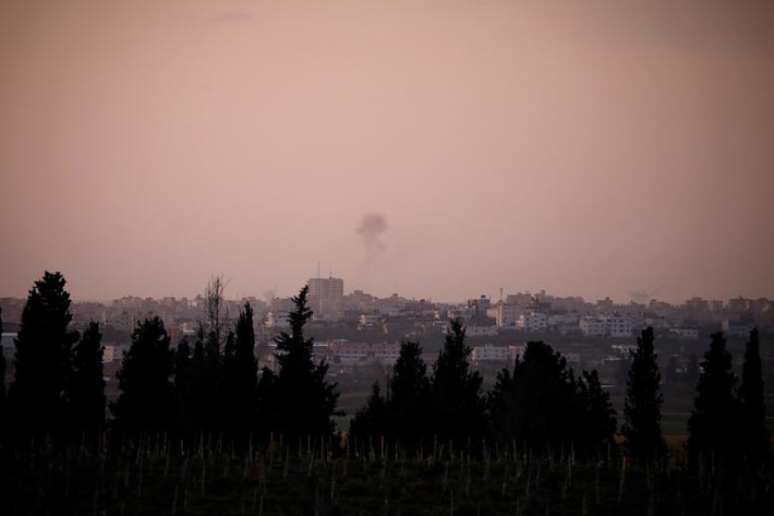 Lực lượng IDF trước đó cáo buộc phong trào Hamas, kiểm soát Dải Gaza, đã nã rocket vào khu dân cư Mishmeret (Israel) khiến 7 người bị thương. Ảnh: Reuters.