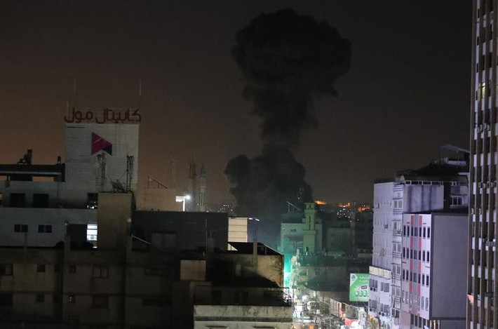 Khói bốc lên trong một đợt không kích của Quân đội Israel ở thành phố Gaza ngày 25/3. Ảnh: Reuters.