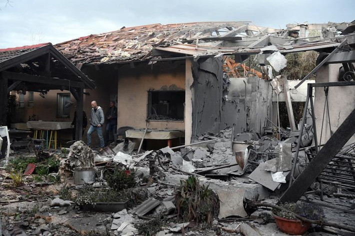 Một ngôi nhà ở phía bắc thủ đô Tel Aviv (Israel) bị phá hủy sau khi trúng rocket ngày 25/3. Ảnh: Reuters.