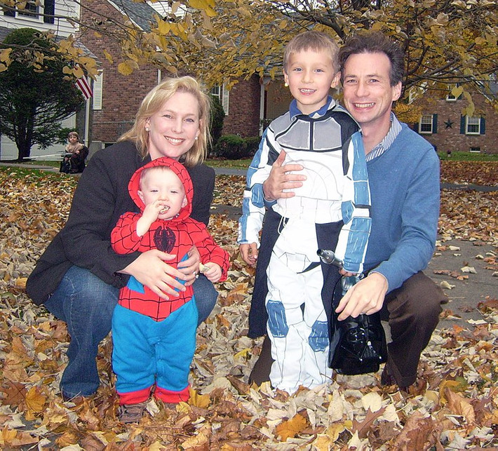 Về đời tư, bà Kirsten kết hôn với ông Jonathan Gillibrand vào năm 2001 và họ có hai người con trai. Ảnh: Wikipedia.