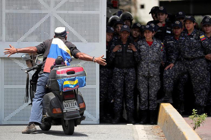 Để đối phó với tình trạng này, chính phủ của Tổng thống Venezuela Nicolas Maduro đã thực hiện chính sách cắt điện luân phiên.