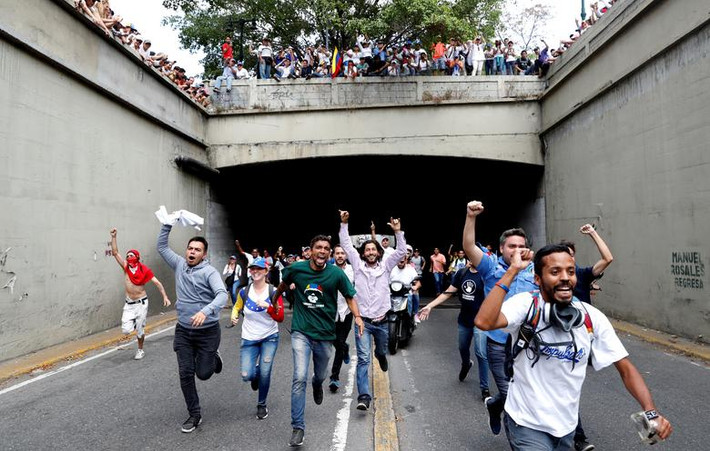 Đông đảo người ủng hộ phe đối lập Venezuela đã đổ ra đường phố biểu tình phản đối chính phủ của Tổng thống Nicolas Maduro trong bối cảnh Venezuela đang phải đối mặt với tình trạng khan hiếm điện. (Nguồn ảnh: Reuters)