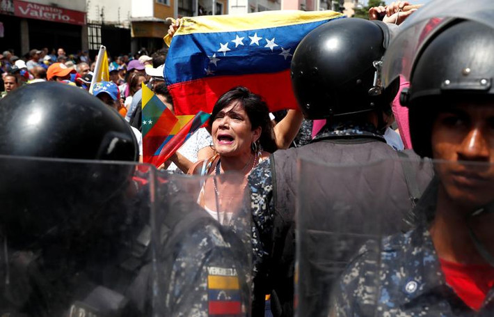 Người biểu tình Venezuela "đấu khẩu" với cảnh sát ở thủ đô Caracas ngày 9/3.