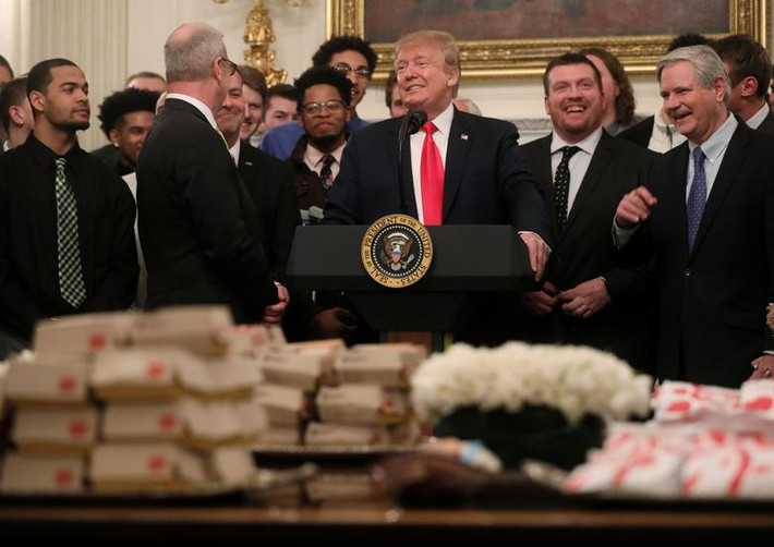 Trước đó, hồi tháng 1/2019 giữa lúc Chính phủ Mỹ vẫn đóng cửa, Tổng thống Trump đã thết đãi các thành viên của đội bóng bầu dục Clemson Tigers, những người chiến thắng giải vô địch bóng bầu dục đại học Mỹ, bằng đồ ăn nhanh của McDonald và Wendy.