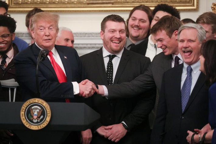 Ông chủ Nhà Trắng bắt tay các thành viên đội bóng Bison, trong đó có huấn luyện viên Matt Entz và cầu thủ Easton. Thượng nghị sĩ John Hoeven (phải) cũng tham dự buổi tiệc.
