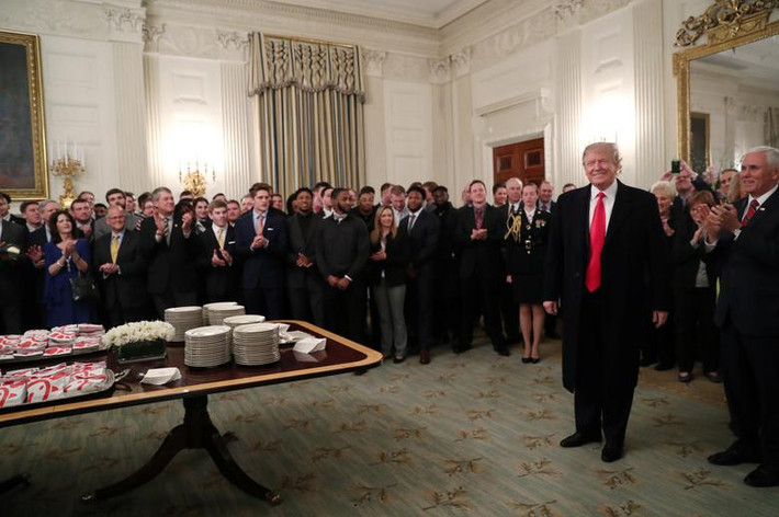 Các thành viên của đội bóng Đại học bang North Dakota và nhiều vị khách khác vỗ tay khi Tổng thống Trump xuất hiện.