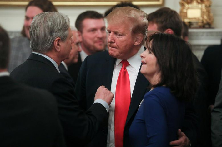 Tổng thống Trump trao đổi với Thượng nghị sĩ John Hoeven và phu nhân của ông, Mikey Hoeven.