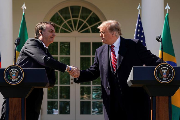 Được biết, Tổng thống Brazil Bolsonaro, 63 tuổi, từng là một đại úy quân đội nhưng sau đó chuyển sang hoạt động chính trị và là một nghị sĩ trong suốt 30 năm qua trước khi ra tranh cử Tổng thống Brazil.