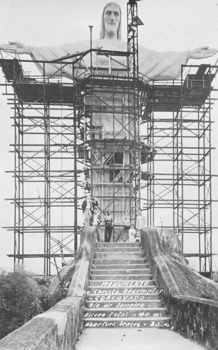 Tượng Chúa Cứu thế khi sắp hoàn thành ở thành phố Rio de Janeiro, Brazil năm 1930.