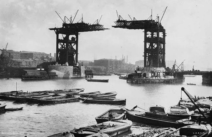 Quá trình thi công cây cầu Tháp (Tower Bridge) ở London, Anh vào tháng 4/1892.