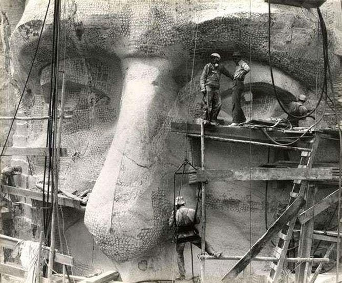 Cận cảnh quá trình tạc chân dung Tổng thống Washington vào núi Rushmore - một công trình vĩ đại tạc vào đá núi chân dung 4 vị Tổng thống có ảnh hưởng nhất lịch sử nước Mỹ gồm: George Washington, Thomas Jefferson, Theodore Roosevelt và Abraham Lincoln.