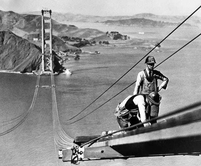 Cầu Cổng vàng (Golden Gate) - biểu tượng trứ danh của nước Mỹ, một trong 7 "kỳ quan của thế giới hiện đại" trong quá trình xây dựng năm 1935.