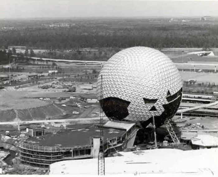 Trung tâm Epcot của Disneyworld đang được thi công năm 1982.