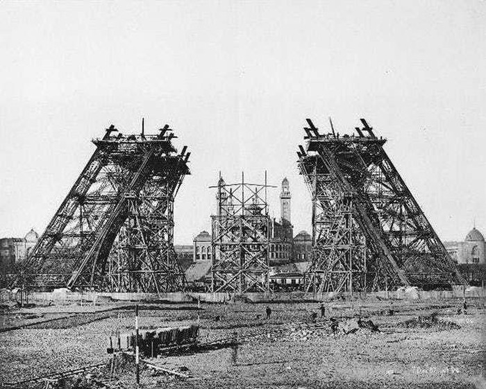 Tháp Effiel - biểu tượng của nước Pháp trong quá trình thi công vào tháng 2/1888.