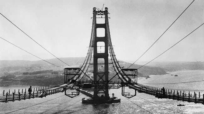 Cầu Cổng vàng bắc ngang lối vào vịnh San Francisco - một cây cầu dây văng hiện đại kết hợp hài hòa giữa kỹ thuật và nghệ thuật năm 1935.