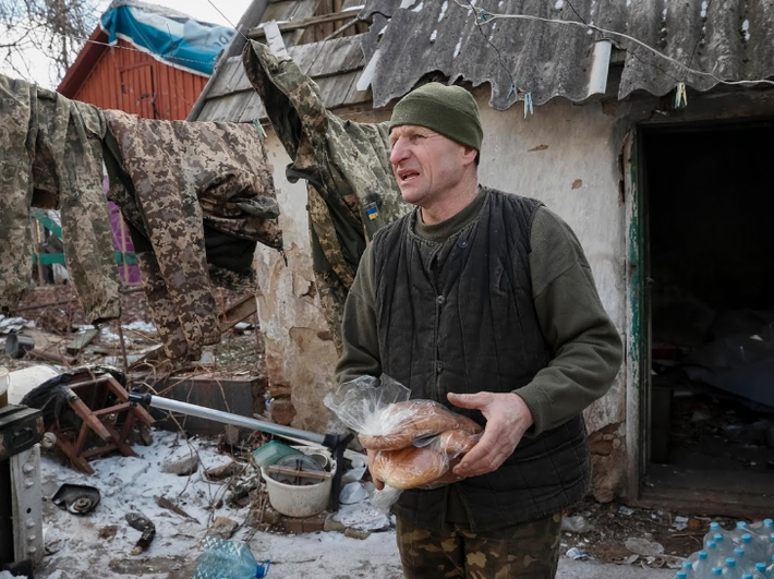 Binh sĩ Ukraine cầm bánh mì trên tay tại khu vực tiền tuyến ở làng Zaitseve.