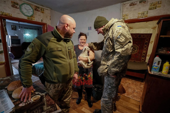 Binh sĩ Ukraine ghé thăm một nhà dân ở làng Zaitseve.