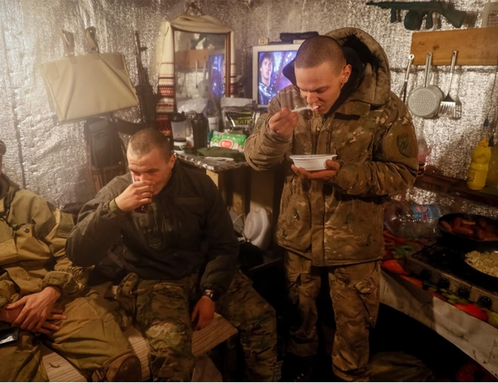 Các thành viên thuộc tiểu đoàn Azov, Bộ Nội vụ Ukraine, ngồi nghỉ trong một căn cứ gần làng Travneve.
